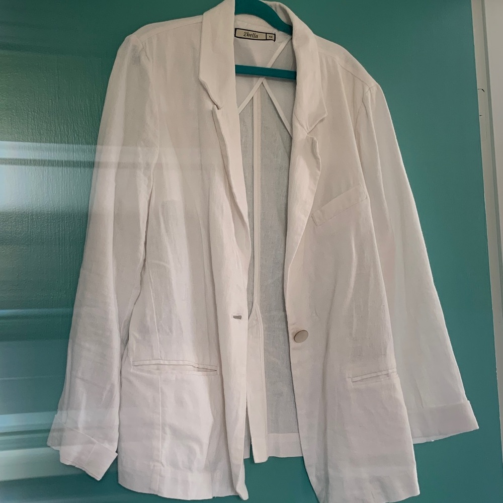 White Linen Blazer mother of pearl shell button/welt pockets,clean  very pretty
